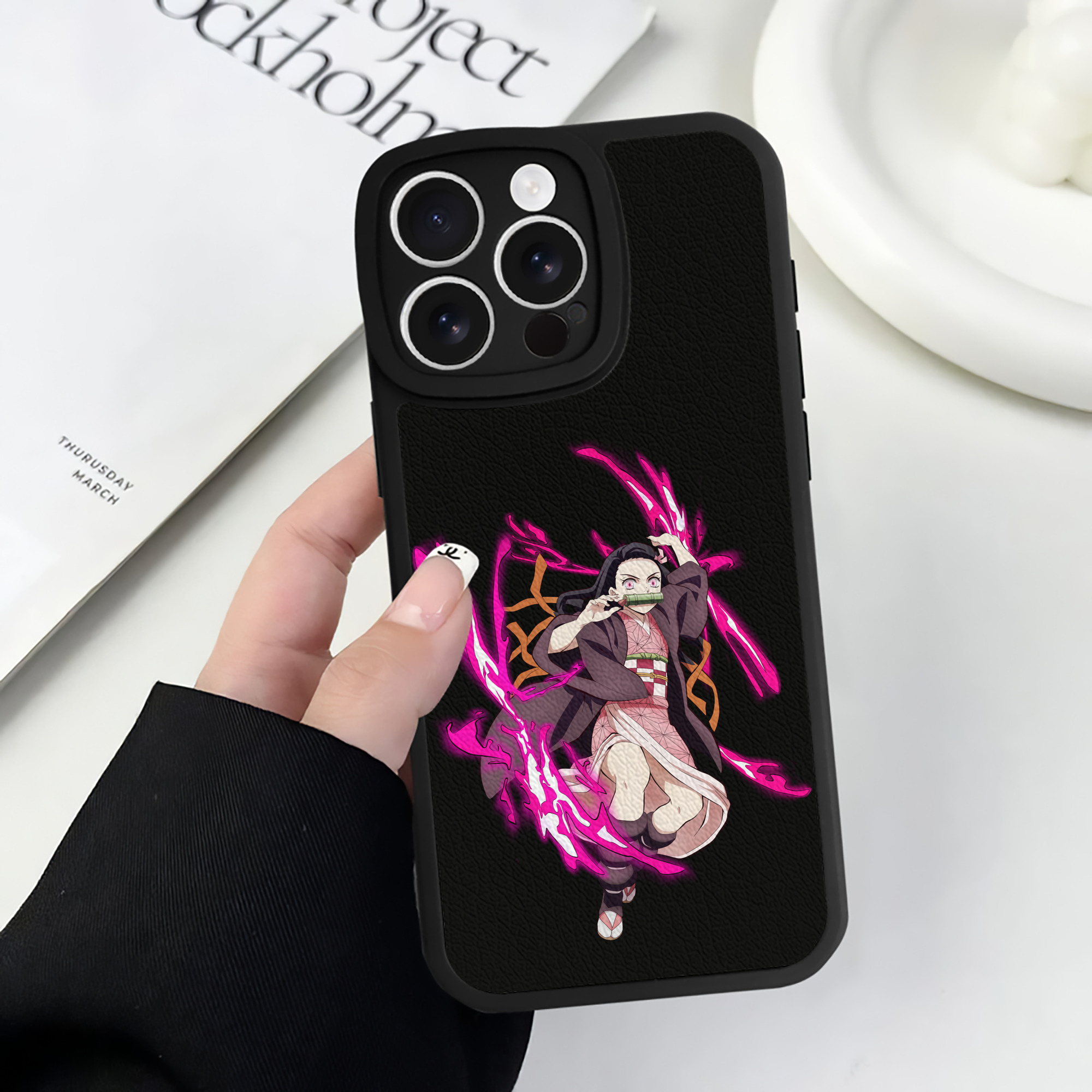 （画像用） 鬼滅の刃（きめつのやいば）竈門 禰󠄀豆子／かまど ねずこ Kamado Nezuko 【iPhone 16シリーズ対応】シリコンスマホケース（レザー調） 材質：シリコン